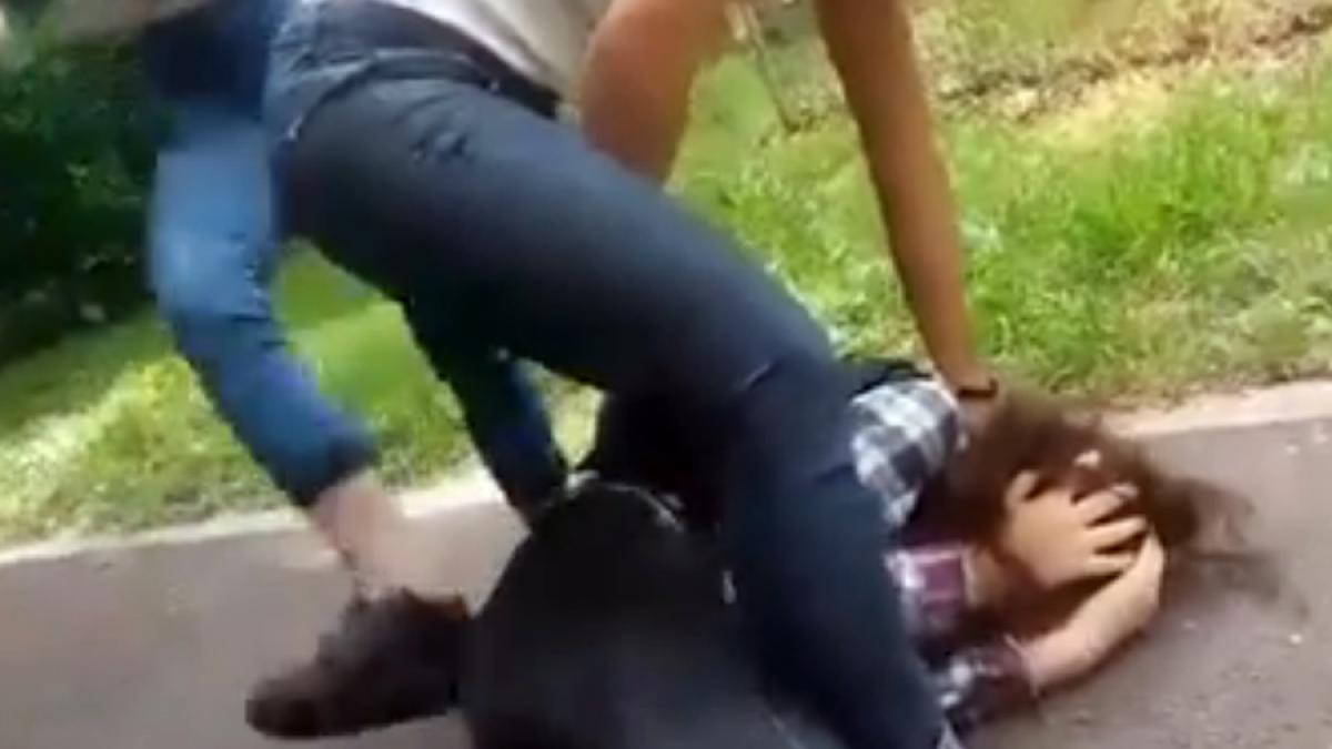 VIDEO Șocant - Adolescentă din Oradea, snopită în bătaie de trei colege de școală