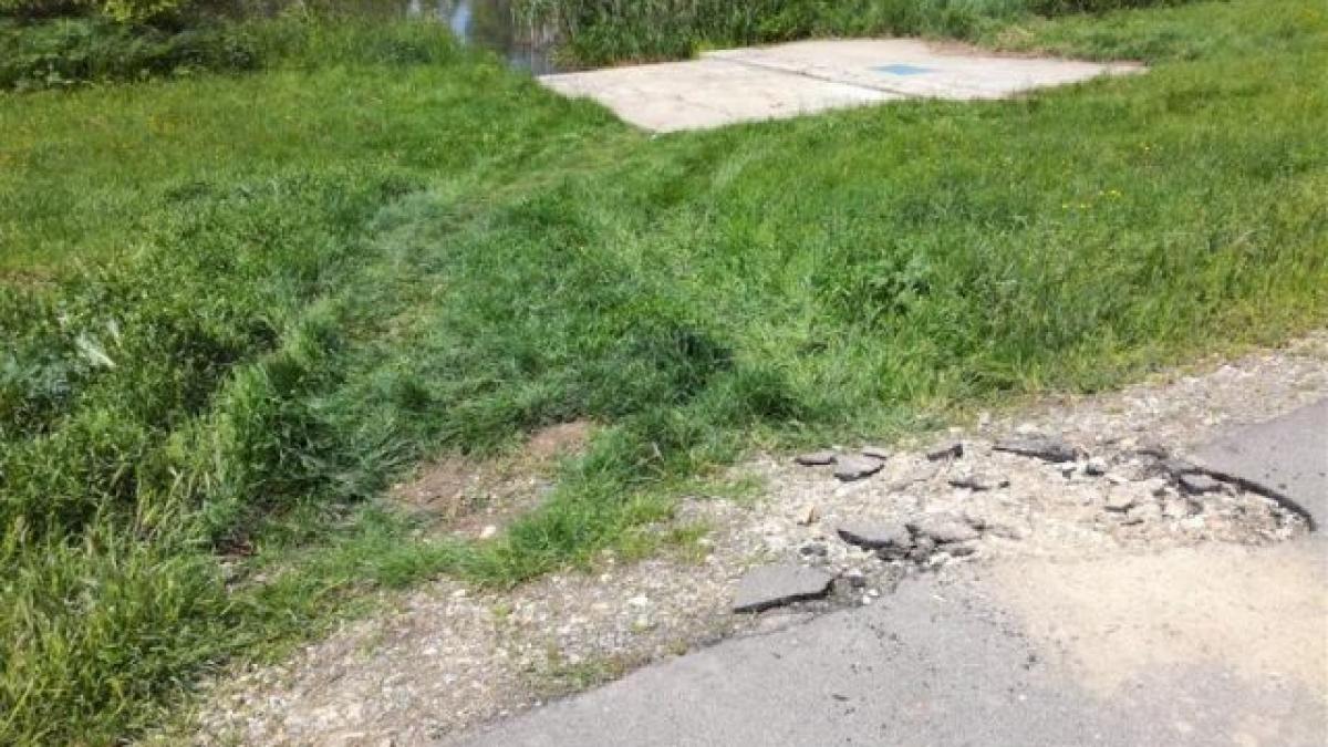 Timiş: Pista pentru biciclete şi corpul digului de pe malurile Canalului Bega, distruse de un şofer