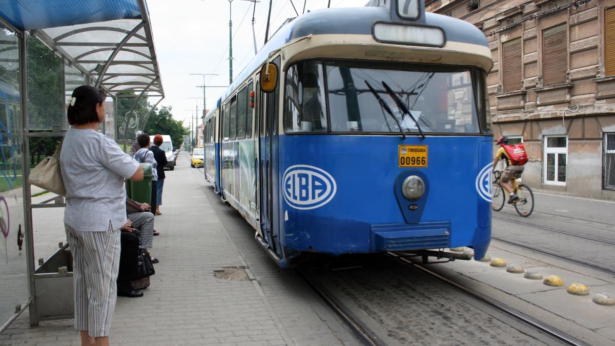 Timișoara - Zarvă într-o stație de tramvai unde un bărbat amenința că se sinucide