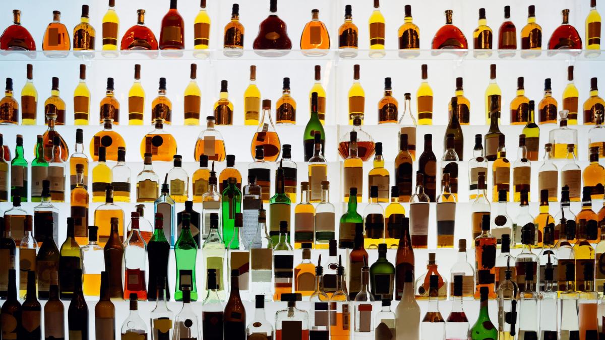 Românii, în „clubul select” al băutorilor de alcool