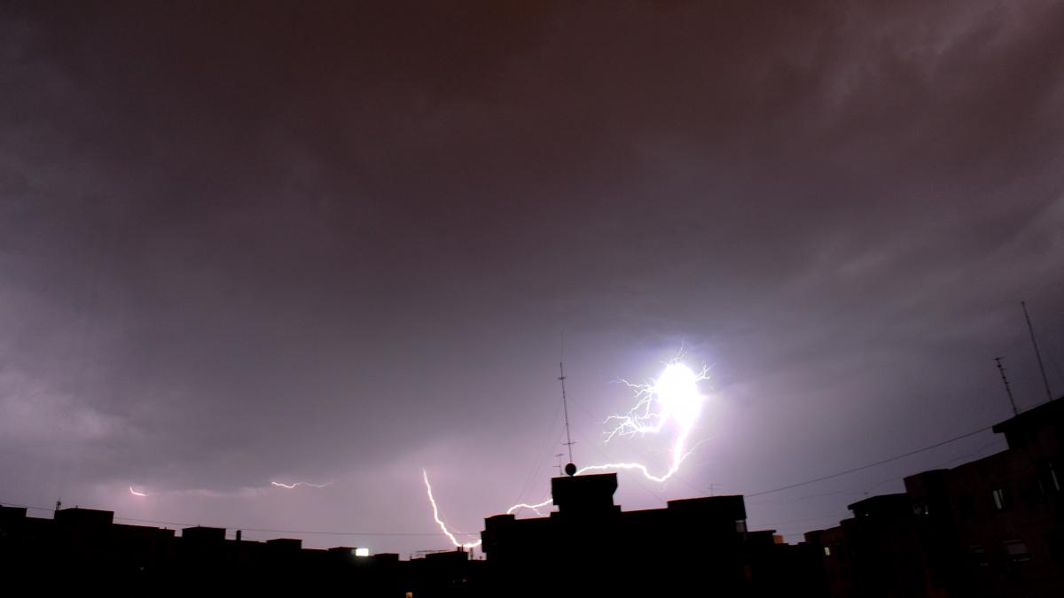 10 județe, sun COD GALBEN de averse, descărcări electrice și vânt puternic
