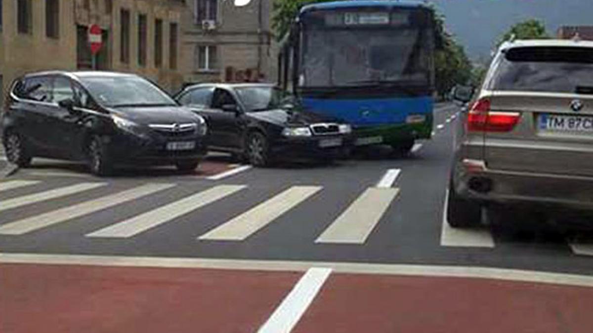 Accident în centrul Brașovului. Un autobuz a intrat în coliziune cu un autoturism