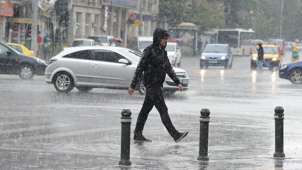 ANM: Cod galben de averse în judeţele Prahova, Argeş, Dâmboviţa, Alba, Sibiu, Harghita, Covasna şi Braşov