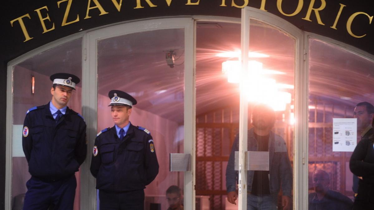 Aproximativ 60 de angajaţi din muzeele publice protestează în faţa Muzeului Naţional de Istorie a României