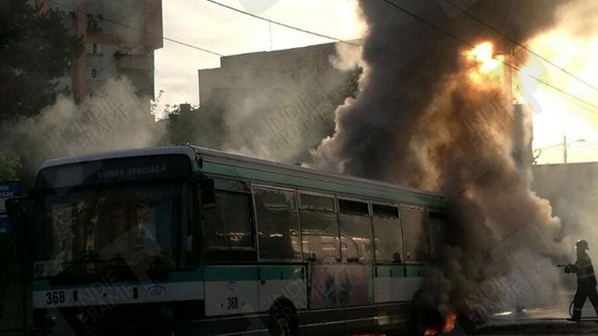 Un autobuz de transport în comun a luat foc în mers pe o stradă din Cluj-Napoca