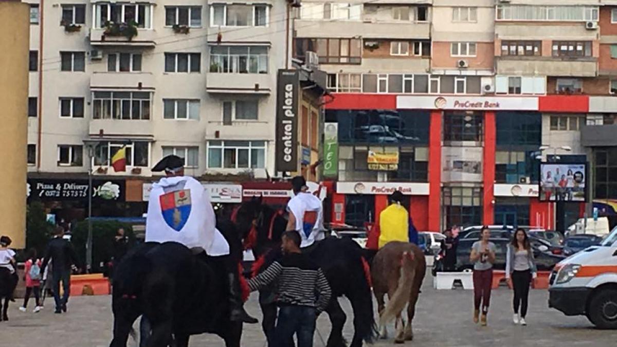 Un cal a căzut peste călăreț în timpul paradei ecvestre din Pitești