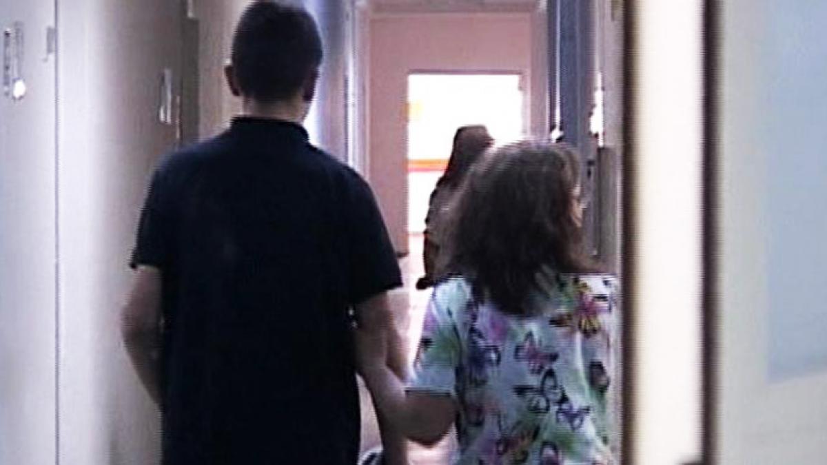 Băiatul snopit în bătaie de mamă nu vrea să se despartă de aceasta