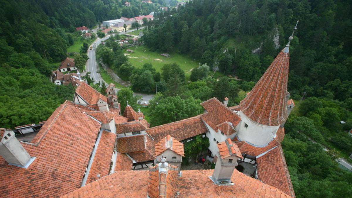 National Geographic - De la legenda Castelului lui Dracula la neobişnuiţii Vulcani Noroioşi, România este plină de surprize