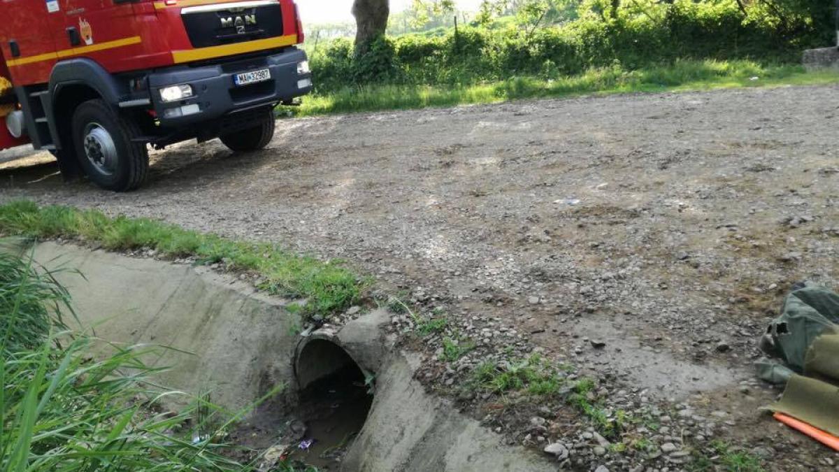 Pompierii botoșăneni, chemați să salveze un bărbat blocat într-un tub