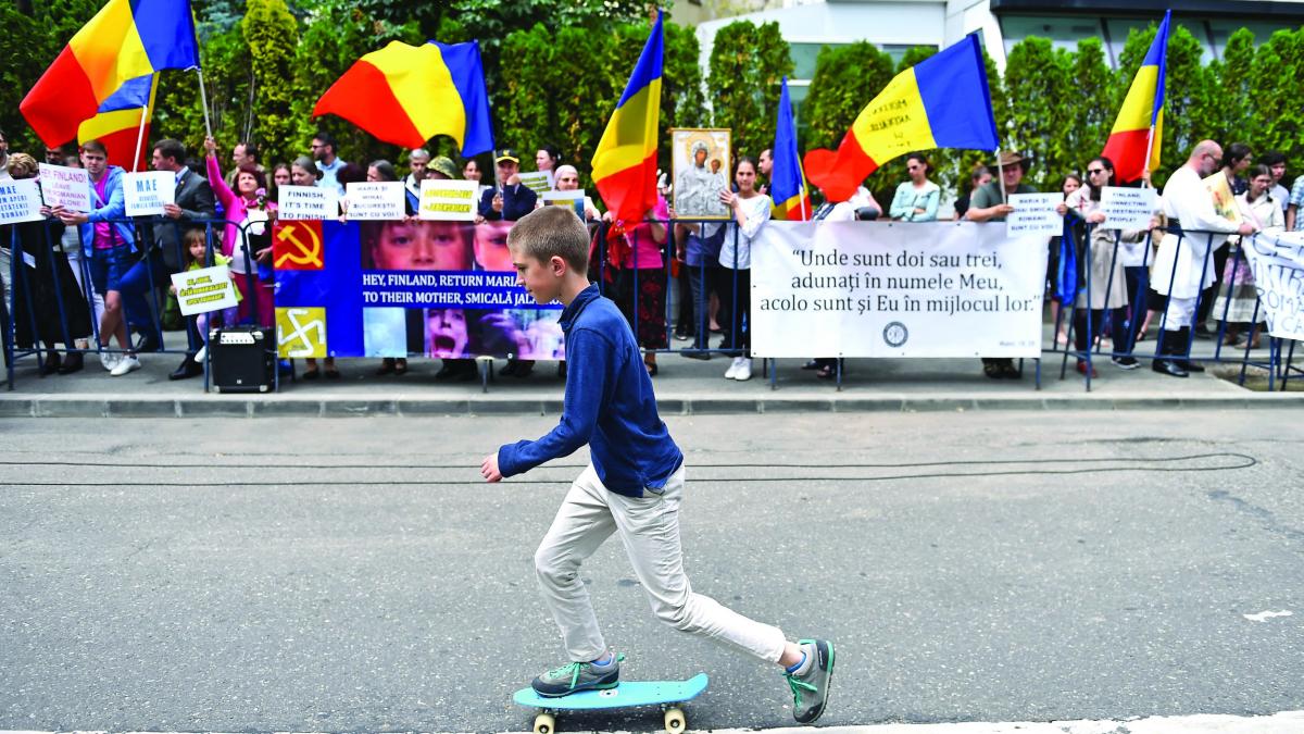 Românii, solidari cu mama căreia i s-au luat copiii