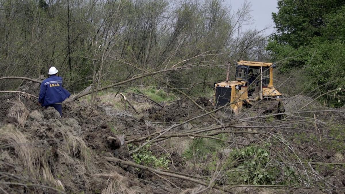 Se construieşte un pinten de blocaj pentru a opri alunecarea de teren la Alunu, judeţul Vâlcea