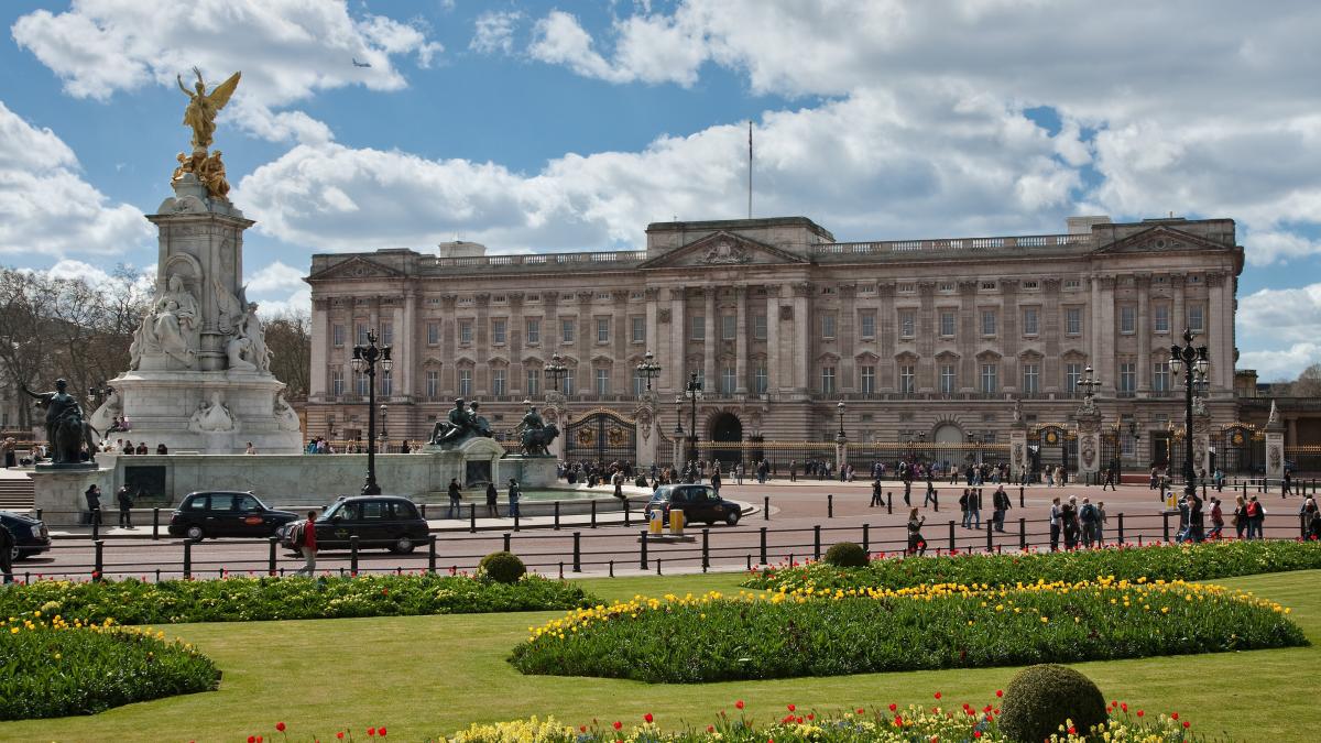 alerta in fata palatului buckingham un barbat inarmat a fost arestat