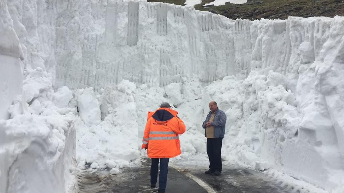 GALERIE FOTO - Direcția Regională de Drumuri și Poduri Brașov se luptă cu zăpada de 5 metri de pe Transfăgărășan
