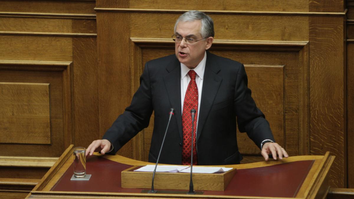 Grecia: Fostul premier Lucas Papademos, rănit într-o explozie în centrul Atenei