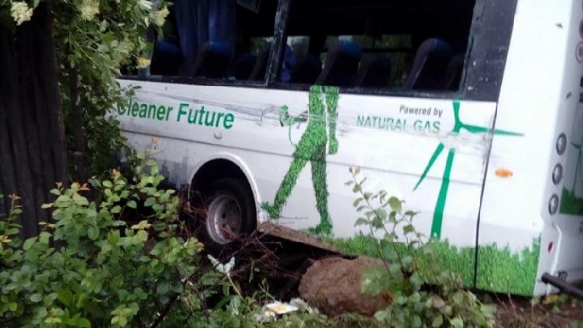Accident GRAV în Vâlcea. Un autobuz a intrat într-o casă. Sunt 4 răniți
