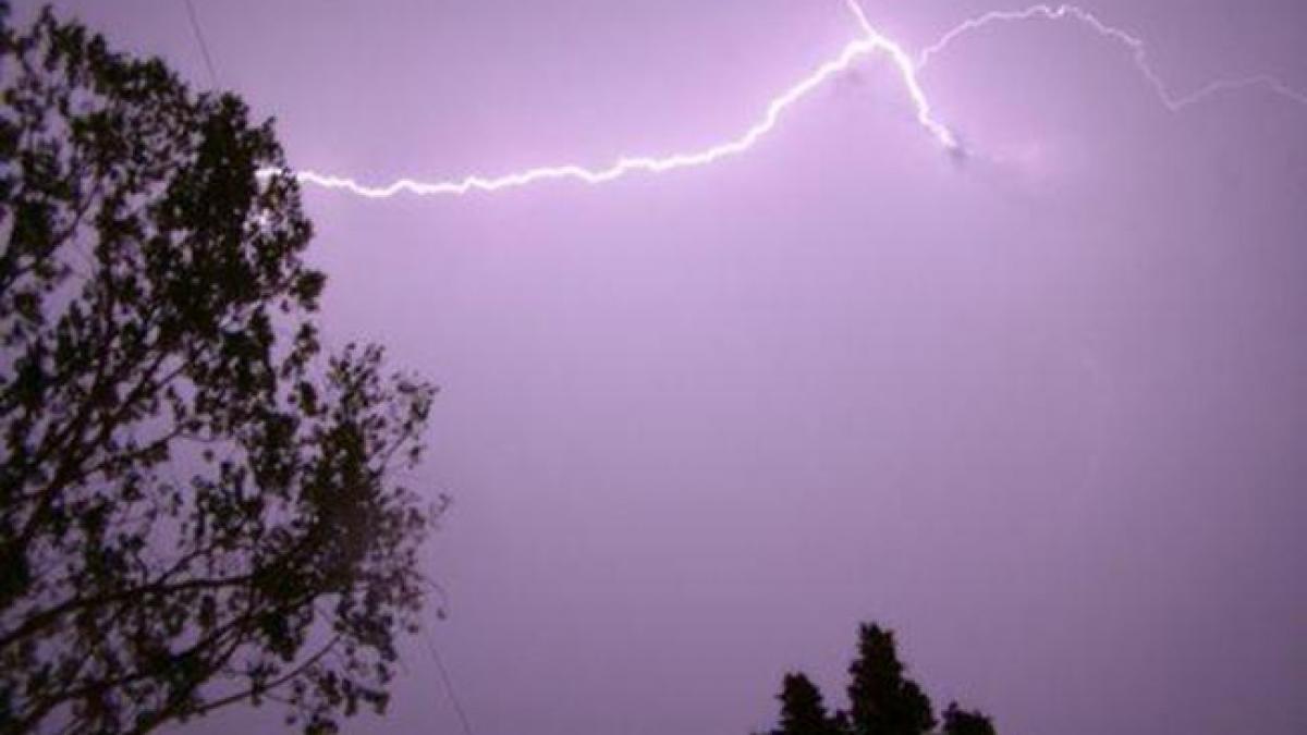 PROGNOZA METEO PENTRU WEEKEND. Vreme instabilă și descărcări electrice