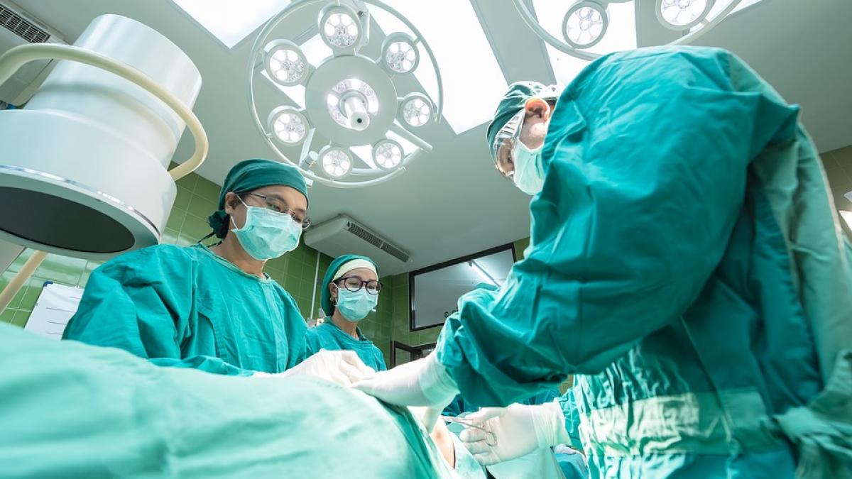 Sticlă de 330 ml, găsită de medici în intestinul gros al unui sucevean