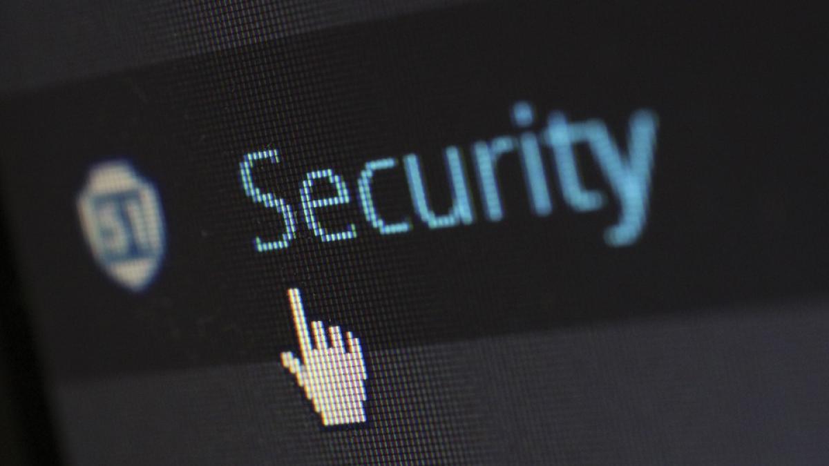 Marea Britanie intenţionează să crească presiunea asupra companiilor de internet pentru a bloca materialele extremiste