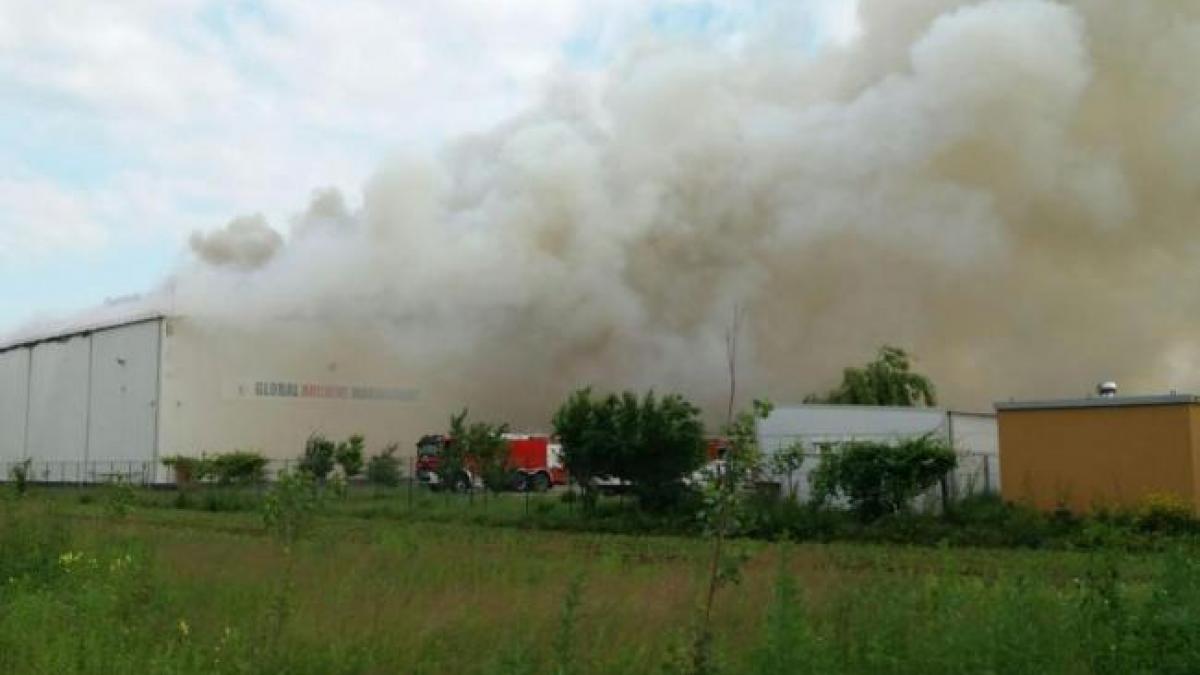 Incendiul izbucnit vineri la Dărăşti nu a fost încă stins