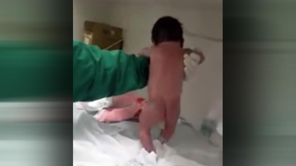 VIDEO - Nou născutul care ”merge” sau cum să scrii un articol despre nimic