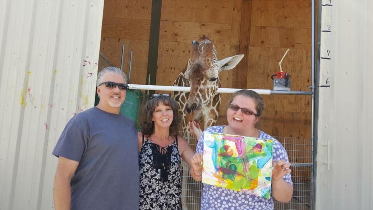 VIDEO! Ozzie, o girafă de trei ani, are un hobby neobişnuit: pictează!