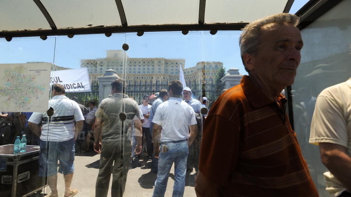 Angajaţii din sectorul public protestează în faţa Palatului Parlamentului;aceştia sunt nemulţumiţi de legea salarizării unitare