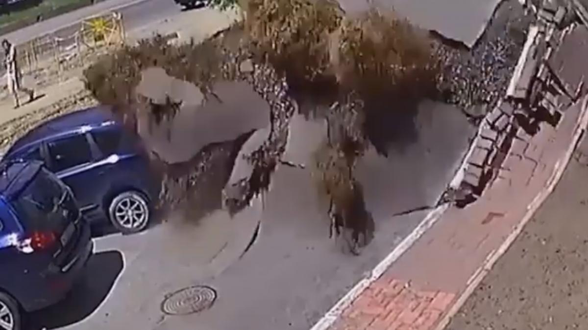 video explozia unei conducte de apa a inundat strazile orasului