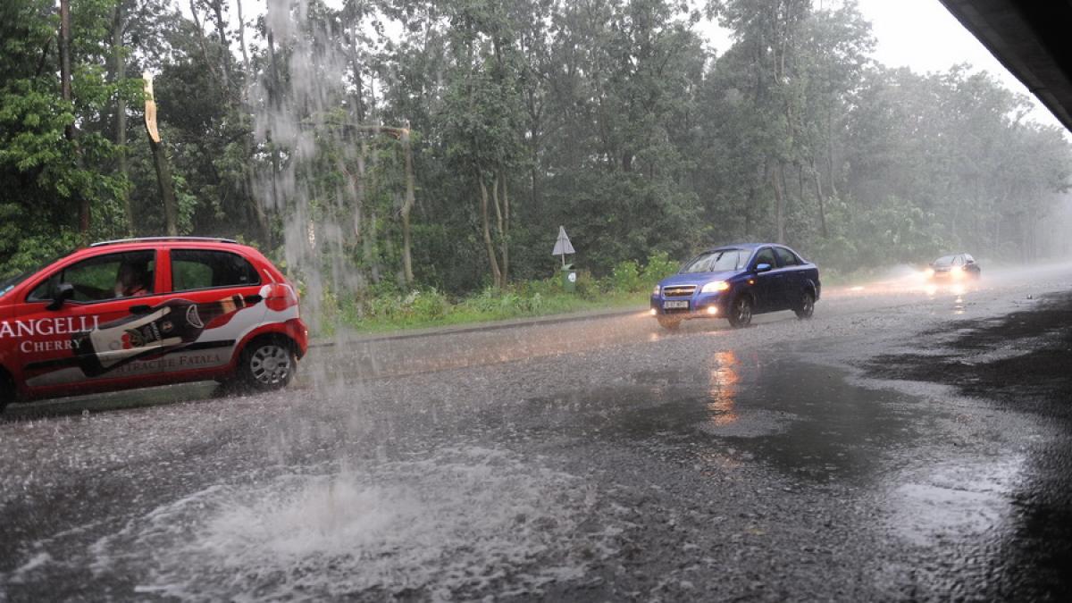 Codul portocaliu de averse şi vijelii din judeţele Ilfov şi Giurgiu, prelungit până la 18:45