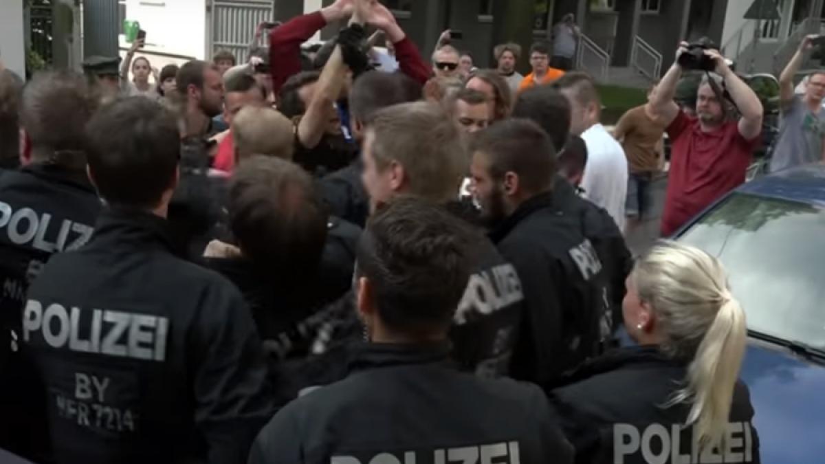 video incident violent la nurnberg intre politisti si studenti din cauza deportarii unui afgan