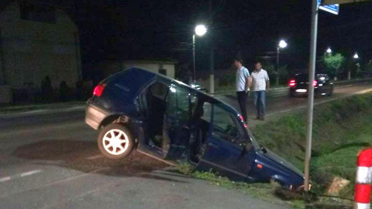 Urmărire ca-n filme în Timiș, noaptea trecută, sfârșită cu mașina condusă de un condamnat în șanț
