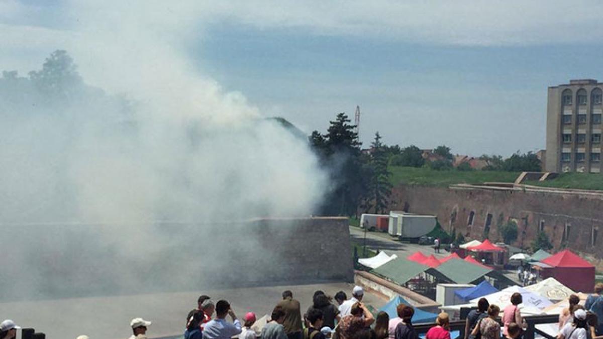 video alba iulia incendiu in timpul ceremonialului schimbului de garda de la cetatea alba carolina