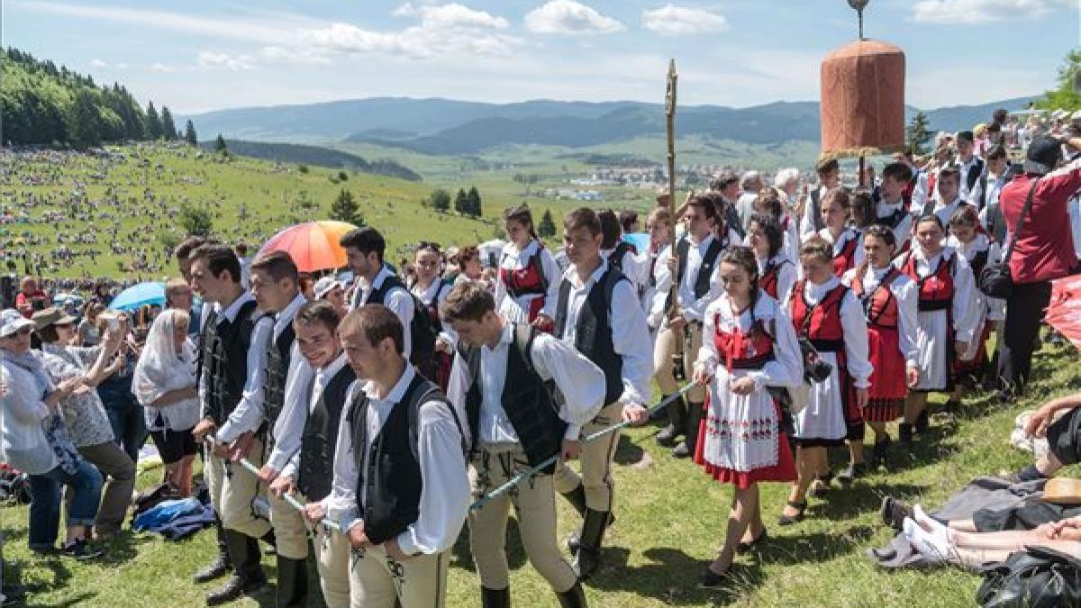 Harghita: Peste 120.000 de persoane, unite în credinţă la marele pelerinaj de Rusaliile catolice de la Şumuleu Ciuc