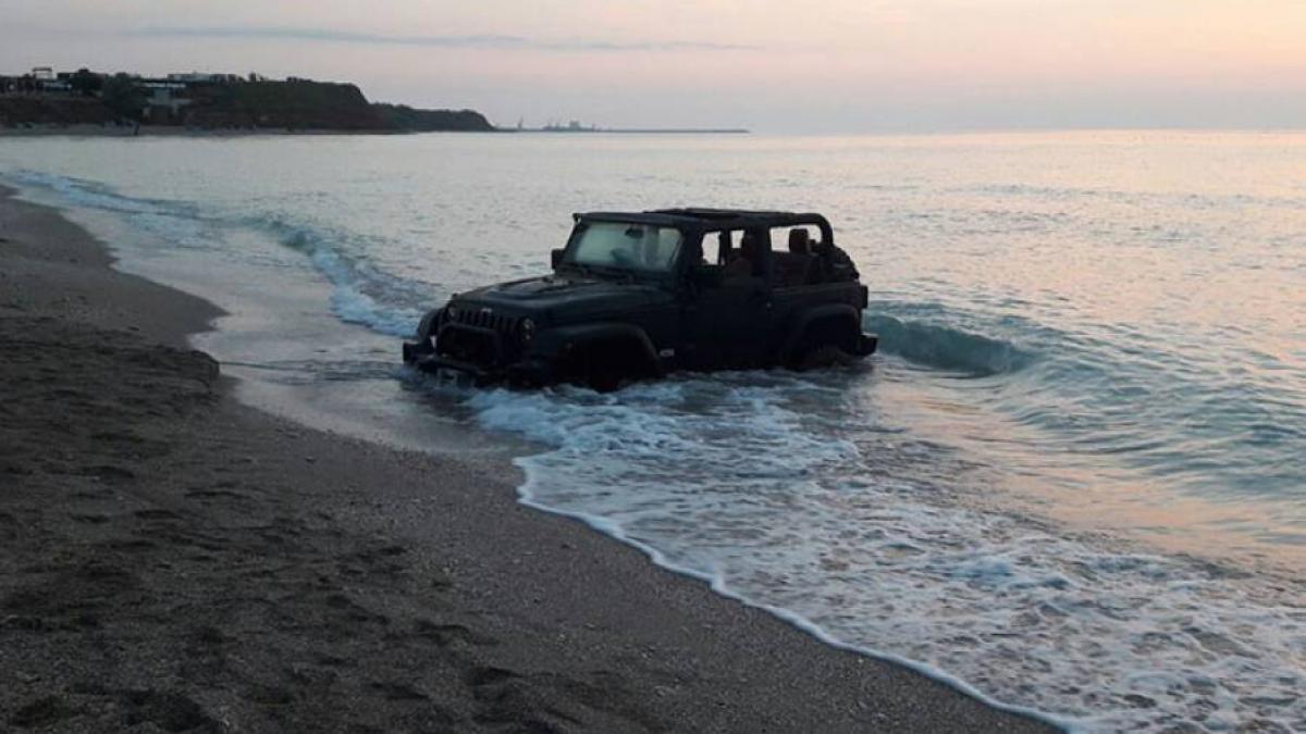 VIDEO - Un turist francez, amendat după ce și-a parcat mașina de teren în mare la Vama Veche