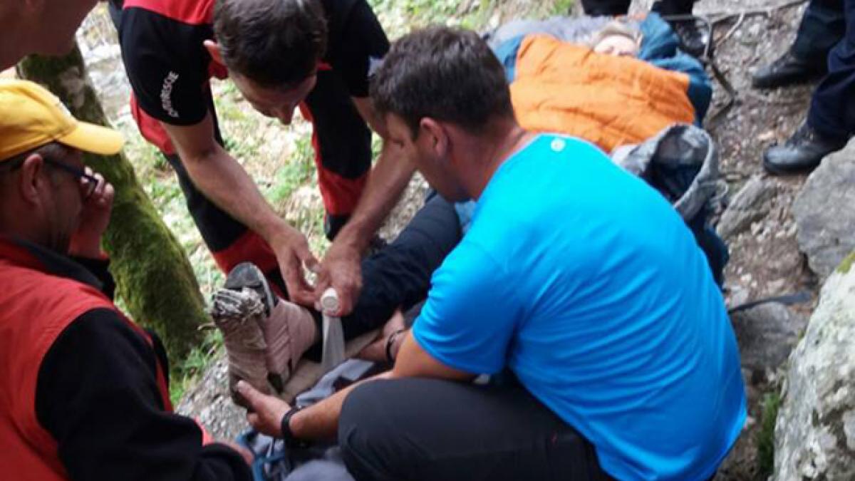 Salvamontiștii brașoveni au recuperat o tânără accidentată pe Tâmpa