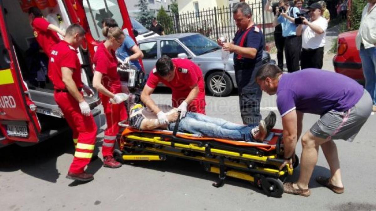 Accident cu o victimă în Botoșani. Șoferul a intrat cu o dubă chiar în mașina proprie