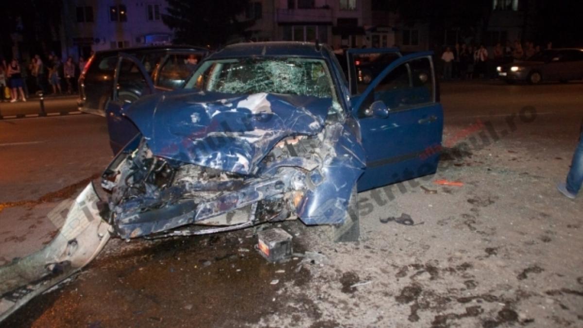 Accident grav în Bistriţa. Patru adulți și doi copii au ajuns la spital