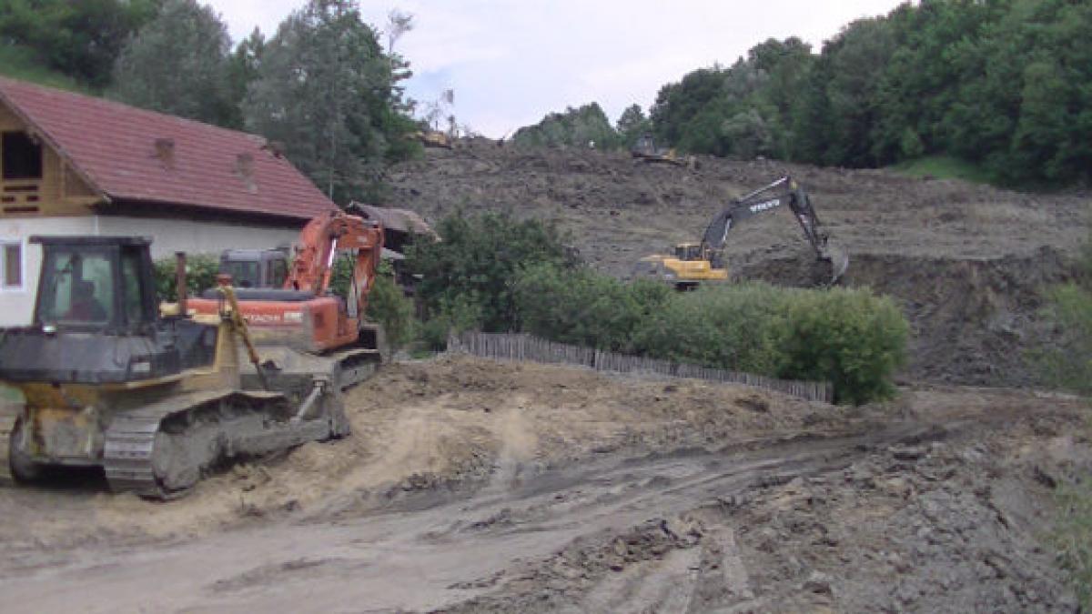 Alunecare de teren Alunu (Vâlcea): Masele de steril au ajuns la 32 metri de un drum judeţean şi la 110 metri de Olteţ