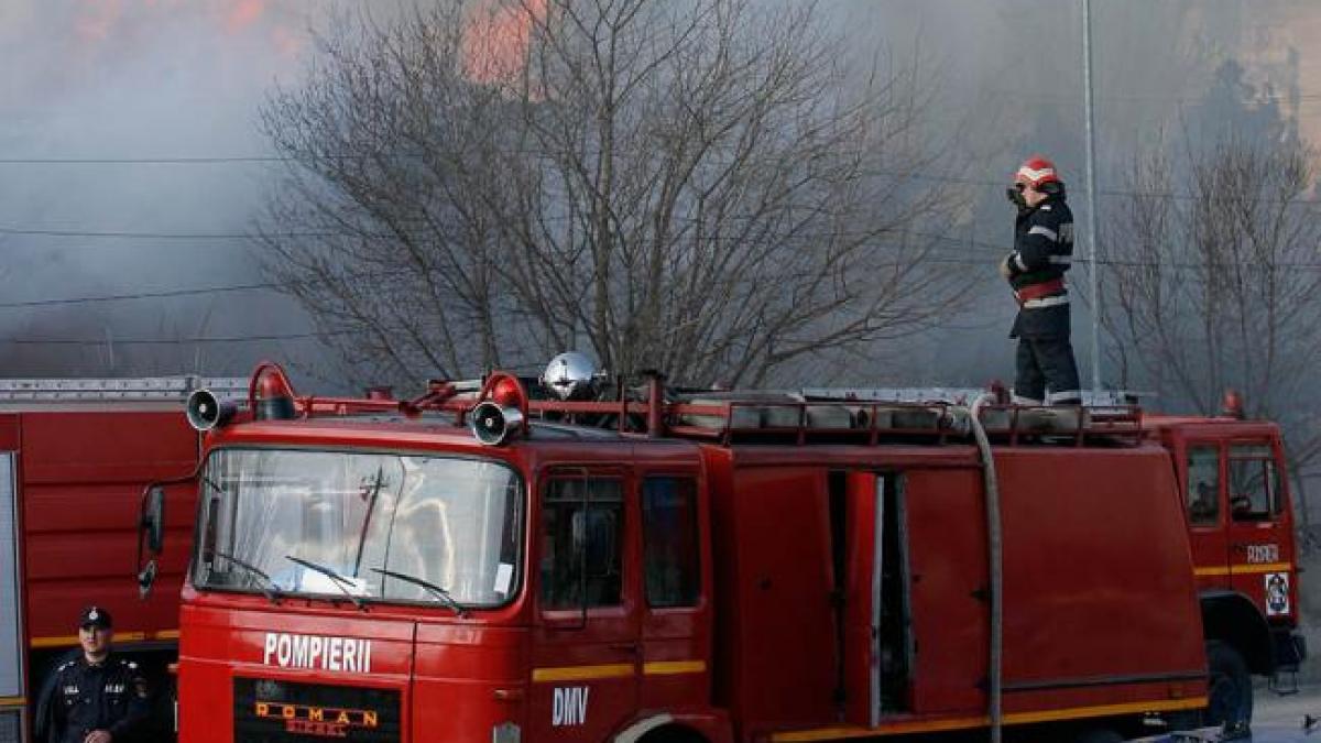 În minivacanţa de Rusalii, pompierii au stins 240 de incendii şi au salvat 75 de persoane