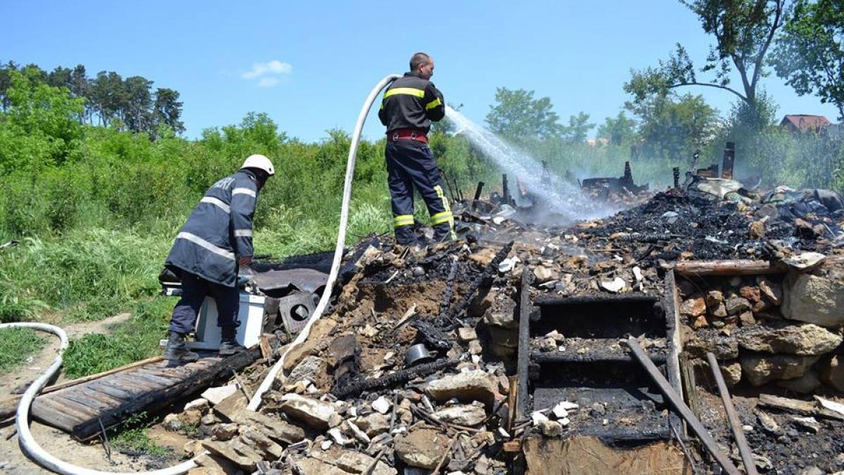 Covasna: Bărbat cu arsuri pe aproape 50% din suprafaţa corpului, după ce casa i-a luat foc