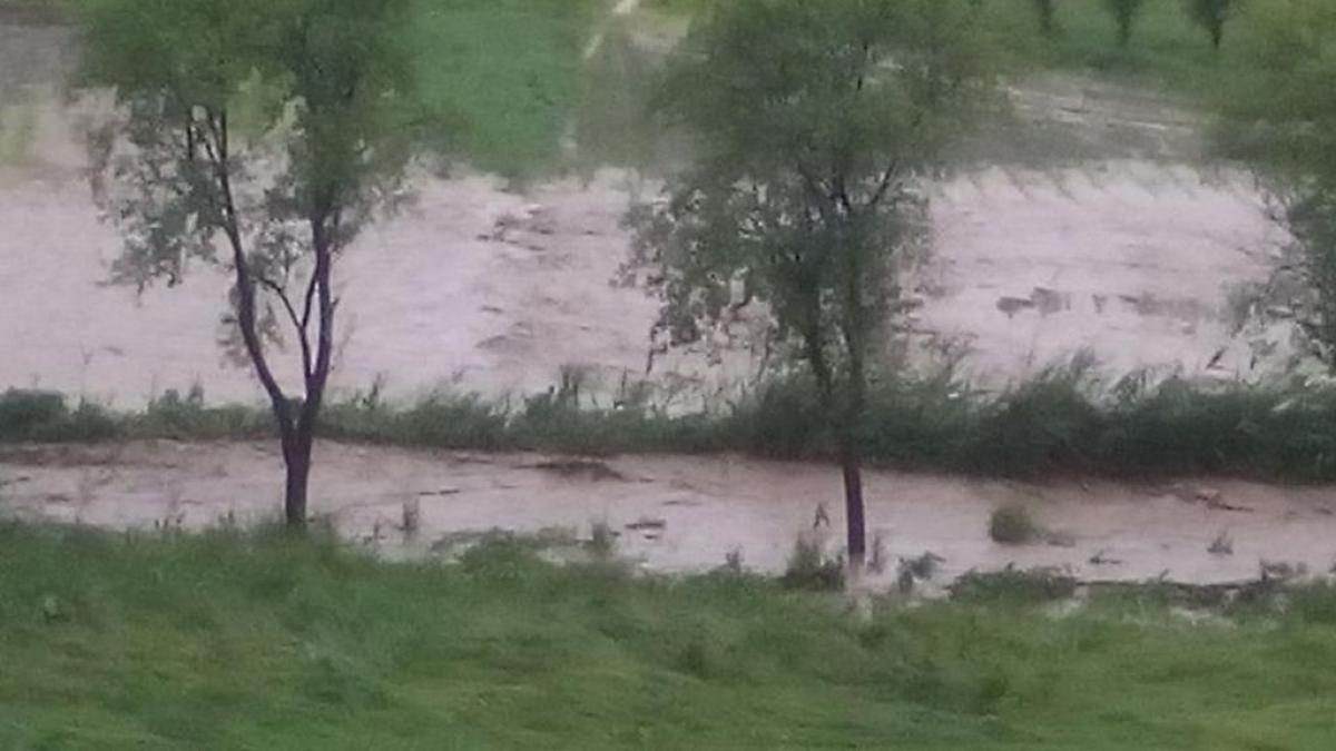 VIDEO - Valuri de apă și noroi au năvălit într-un sat din Alba după o rupere de nori