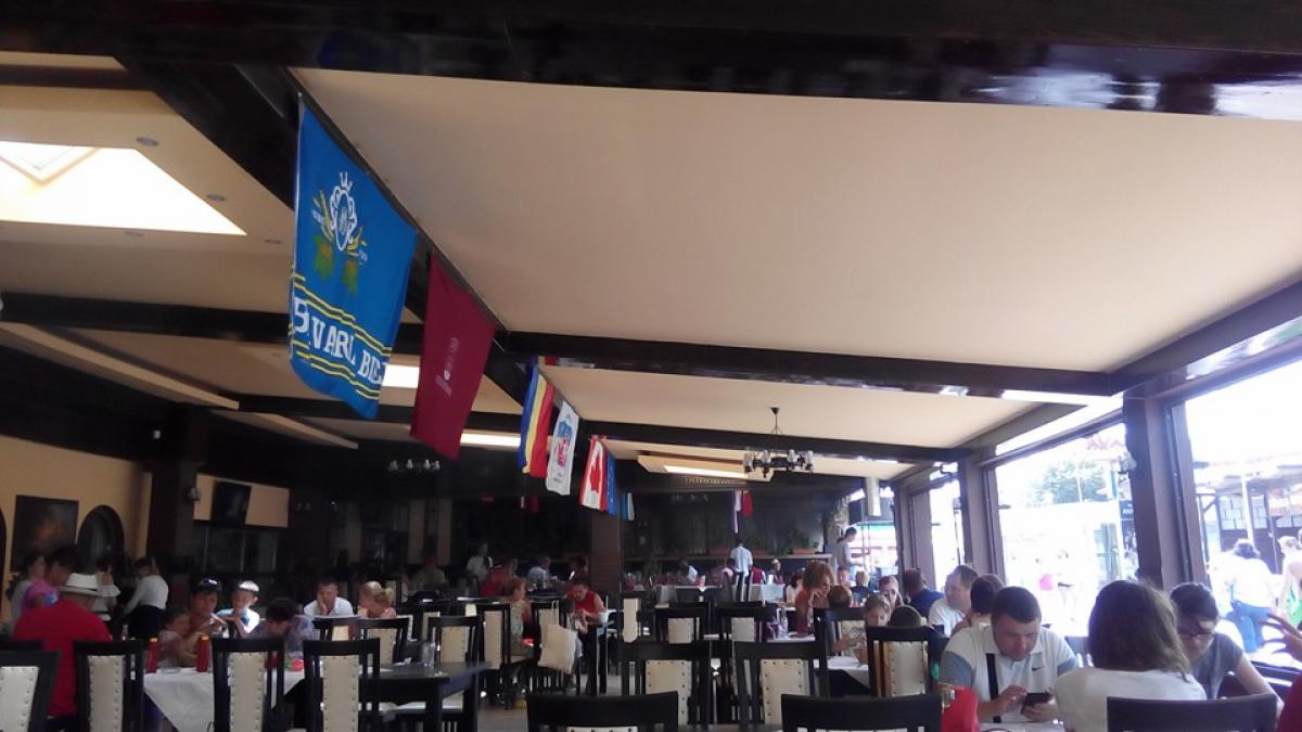 Furios, patronul unui restaurant din Mamaia, a aruncat cu propriul sânge în inspectorii OPC
