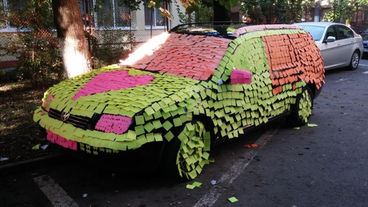 Un orădean s-a trezit cu mașina tapetată cu bilețele. Care este mesajul?