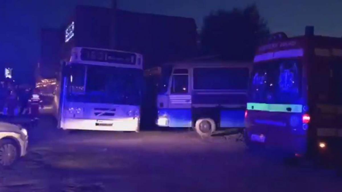 Moarte STUPIDĂ în Baia Mare. Un autobuz a căzut peste un bărbat în timp ce încerca să schimbe o roată