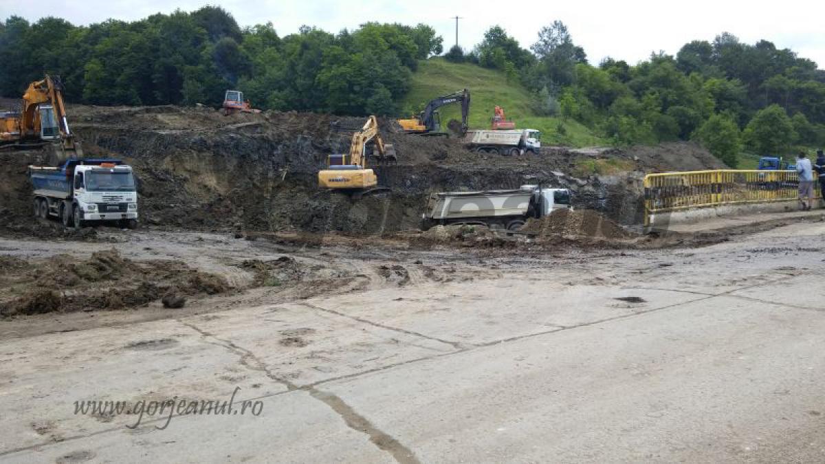 Valul de steril de la Alunul a ajuns la 10 metri de drumul județean. Grațiela Gavrilescu spune că circulația nu a va fi afectată