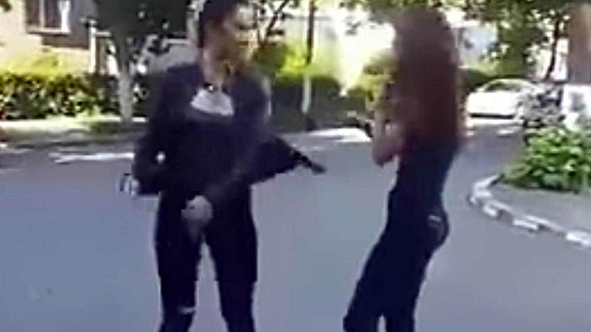 video doua tinere din ploiesti au batut cu salbaticie o adolescenta politia a deschis dosar penal