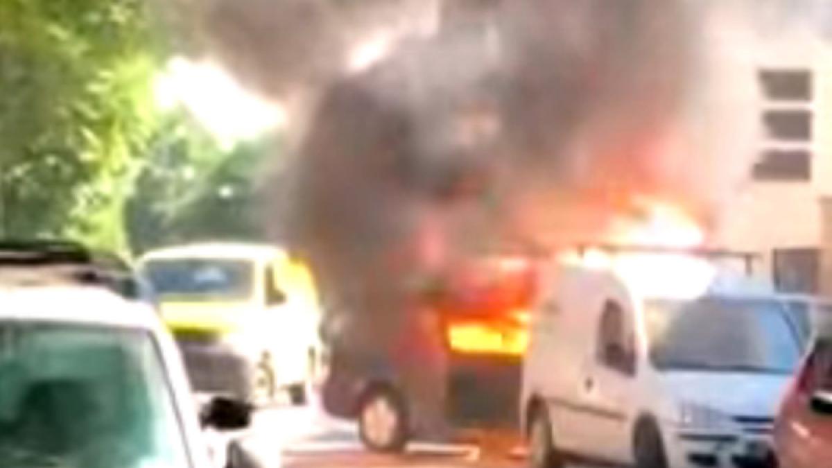 video un masina a ars ca o torta in centrul aradului