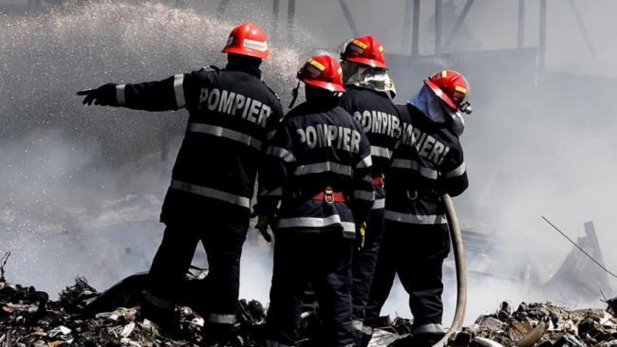 Harghita: Incendiu de amploare la un atelier auto din Joseni; se intervine cu 9 autospeciale şi peste 60 pompieri