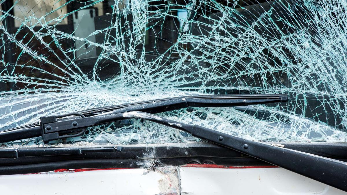 Trafic oprit pe centura Capitalei din cauza unei coliziuni frontale dintre un autotren şi un autoturism