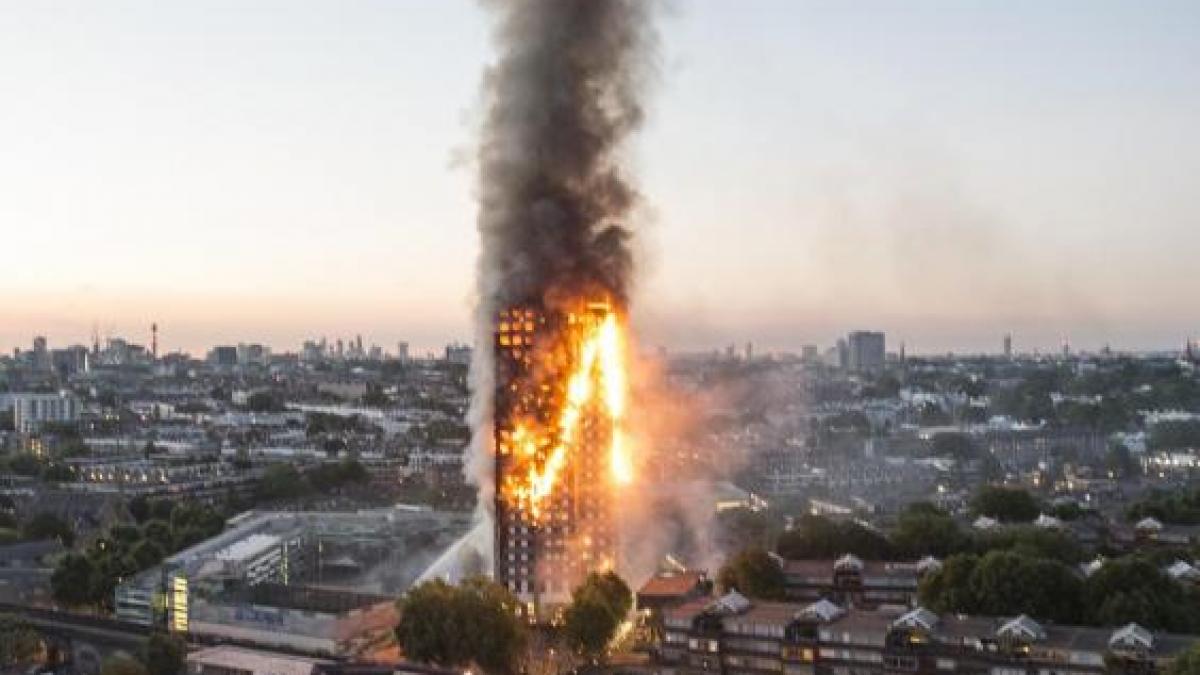 UPDATE Un incendiu uriaş a cuprins un bloc de locuinţe cu 30 de etaje din Londra. 'Mai mulţi morţi' şi peste 50 de răniţi