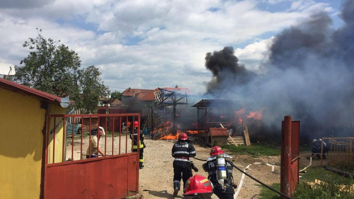 video bihor incendiu puternic intr o anexa in care erau depozitate butelii